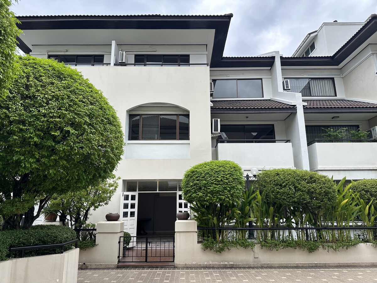 Townhome For Sale – Sukhumvit 63 (Ekamai 10)