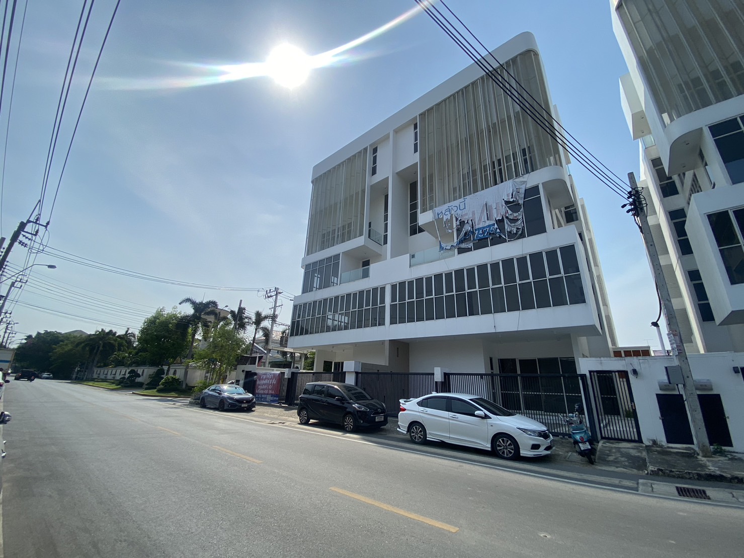 ขายตึกออฟฟิศ 5 ชั้น ซอยศรีนครินทร์ 57